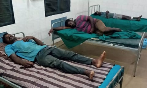 காயங்களுடன் ஆஸ்பத்திரியில் சிகிச்சை பெறும் மீனவர்கள்.