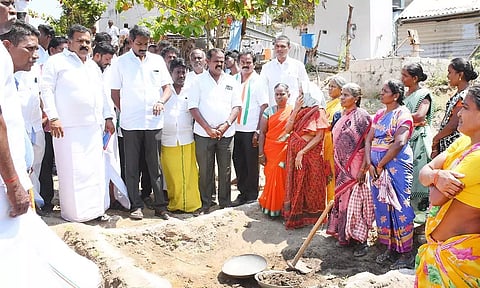 100 நாள் வேலை திட்ட பணியாளர்களிடம் மாணிக்கம்தாகூர் எம்.பி. குறைகளை கேட்டறிந்தார்.