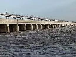 கரூர் காவிரி ஆற்றில் அடித்து செல்லப்பட்ட 4 மாணவிகள்-தேடும் பணியில் தீயணைப்புத்துறையினர் தீவிரம்
