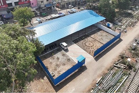 மதுரை ரெயில் நிலையத்தில் விரிவாக்க பணிகள் நடந்து வருகிறது.