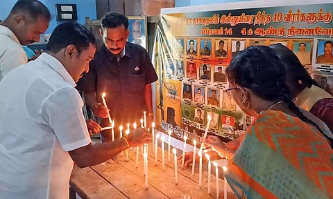 மெழுகுவர்த்தி ஏற்றி அஞ்சலி செலுத்திய காட்சி