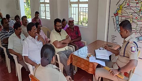 பரமத்திவேலூர் போலீஸ் டி.எஸ்.பி கலையரசன் தலைமையில் விழிப்புணர்வு கூட்டம் நடைபெற்றபோது எடுத்த படம். 