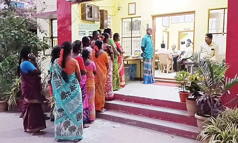 அரக்கோணம் போலீஸ் நிலையத்தில் பொதுமக்கள் முற்றுகை செய்த காட்சி.