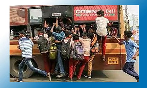 பஸ் படிக்கட்டில் பயணம் செய்ததை கண்டித்த டிரைவர் மீது தாக்குதல்