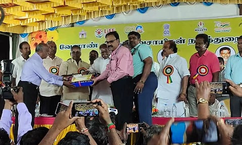 புதுவை ஏ.எப்.டி. திடலில் நடந்த வேளாண் திருவிழா போட்டிகளில் வெற்றிபெற்ற மணக்குள விநாயகர் வேளாண் கல்லூரிக்கு பரிசை முதல்-அமைச்சர் ரங்கசாமி வழங்கினார். 