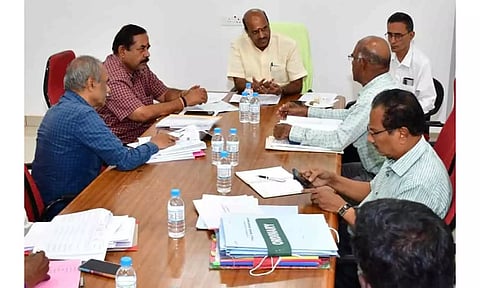 பொதுப்பணித்துறை பணிகள் குறித்து அமைச்சர் லட்சுமிநாராயணன் அதிகாரிகளுடன் ஆலோசனை நடத்திய காட்சி.