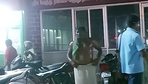 ஆத்தூர் பஸ் நிலைய புறநகர் காவல் நிலையம் எதிரே மண்டைக்கட்டு தீக்குளிக்க முயன்ற காட்சி. 