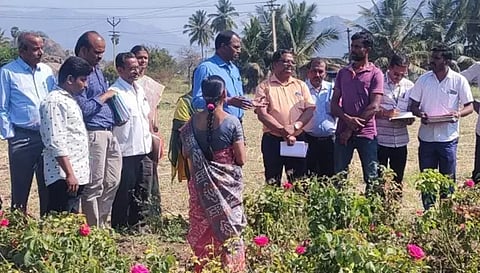 வேளாண் வளர்ச்சி திட்டப்பணிகளை அரசு முதன்மை செயலாளர் ஆய்வு செய்த போது எடுத்த படம்.