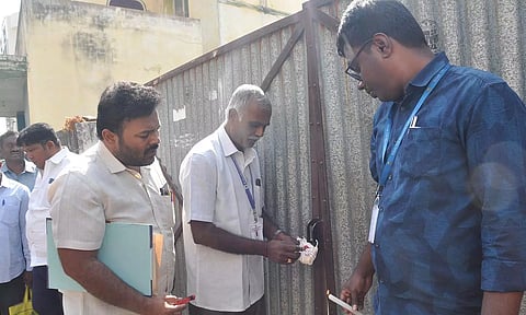 கள்ளுக்கடை மேடு பகுதியில் செயல்பட்ட தி.மு.க. தேர்தல் அலுவலகத்துக்கு தேர்தல் அதிகாரிகள் சீல் வைத்தனர்.