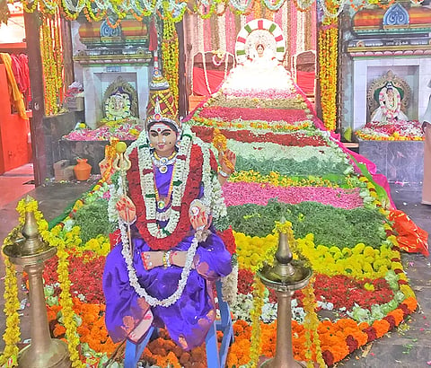 சிறப்பு அலங்காரத்தில் அம்மன்