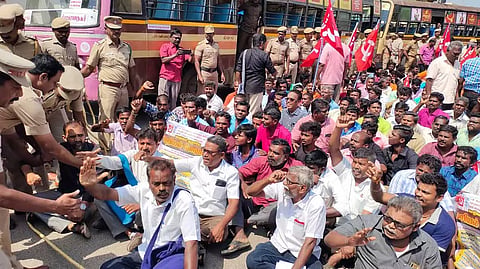 சாலை மறியலில் ஈடுபட்ட மின்வாரிய ஊழியர்கள்.