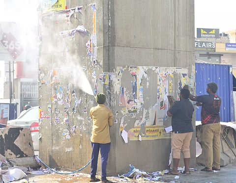 கோவை அவினாசி ரோடு மேம்பால தூண்களில் சுவரொட்டிகள் அகற்றம்