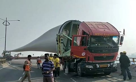 வாணியம்பாடியில் காற்றாலை ஏற்றி சென்ற கனரக லாரி நடுரோட்டில் பழுது- 2 மணி நேரம் போக்குவரத்து பாதிப்பு