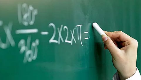 காரணம் இல்லாமல் நீண்ட நாட்கள் விடுப்பு எடுக்கும் ஆசிரியர்களுக்கு கிடுக்குபிடி- விளக்கம் கேட்க கல்வித்துறை முடிவு