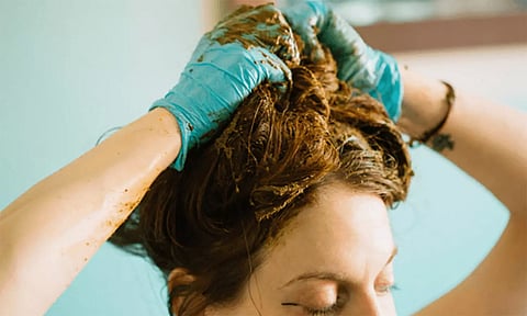 எளிய முறையில் வீட்டிலேயே முடிக்கு கலர் செய்வது எப்படி?