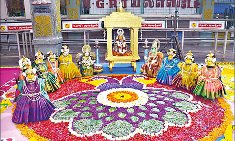 கோட்டை மாரியம்மன் கோவில் மாசித்திருவிழா பூத்தமலர் பூ அலங்காரத்துடன் தொடங்கியது