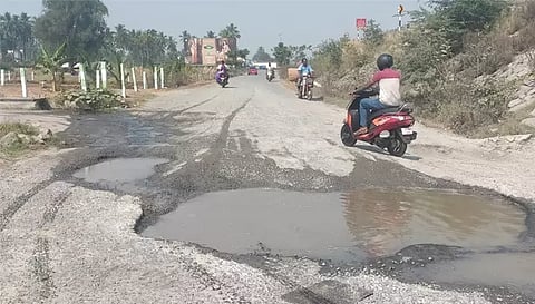 புதுப்பாளையம் இணைப்புச்சாலையில் தேங்கியுள்ள கழிவுநீர். 