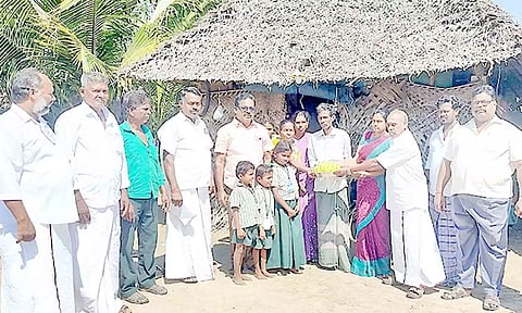 மாணவர்களின் வீடுகளுக்கு சென்று ஆசிரியர்கள் தாம்பூலம் வைத்து அழைத்தனர்.