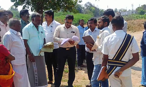 மாவட்ட வருவாய் அலுவலர் ஜெய் பீம் நேரில் பார்வையிட்டு ஆய்வு செய்த காட்சி.