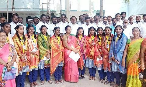 அய்யப்பன் எம்.எல்.ஏ. மாணவிகளை பாராட்டிய போது எடுத்த படம்.