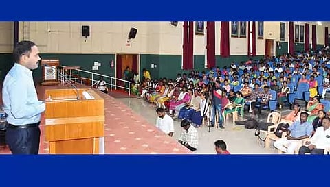 காரைக்குடி அழகப்பா பல்கலைக்கழக அரங்கில் நடந்த மாபெரும் தமிழ் கனவு நிகழ்ச்சியில் கலெக்டர் மதுசூதன்ரெட்டி பேசியபோது எடுத்த படம். 