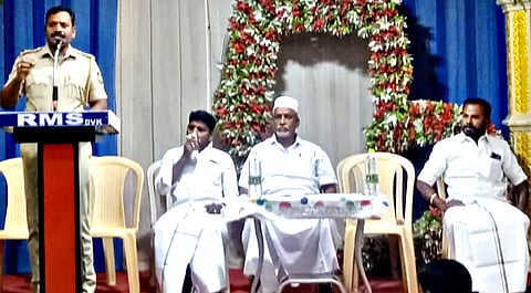 கூட்டத்தில் இன்ஸ்பெக்டர் சரவணன் பேசினார்.