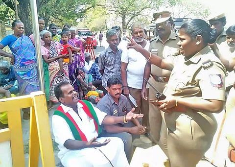 தர்ணா போராட்டத்தில் ஈடுபட்ட பஞ்சாயத்து உறுப்பினர் மாரியப்ப பாண்டியன்.