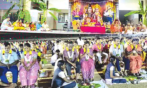  பாதபூஜை வழிபாடு நடைபெற்ற காட்சி.