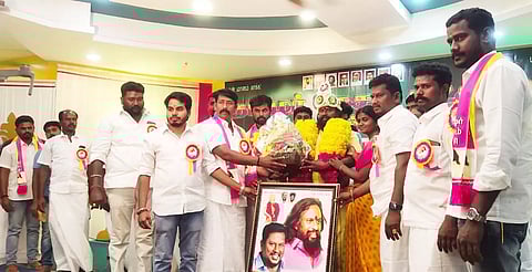 கூட்டத்தில் பங்கேற்ற தமிழர் தேசம் கட்சியின் நிறுவனத்தலைவர் செல்வகுமாருக்கு ஆளுயர மாலை அணிவித்து நினைவு பரிசு வழங்கப்பட்டது.