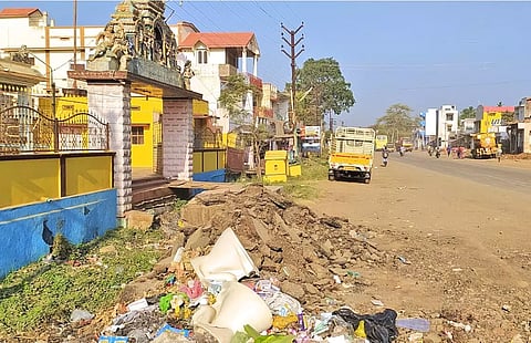 கோவில் முன்பு ஏறிப்பட்ட கழிவுகள்.