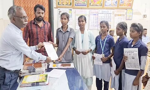 தாசில்தாரிடம் மாணவர்கள் புகார் மனு அளித்த காட்சி.