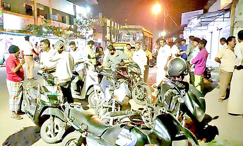 சீர்காழியில் போக்குவரத்து போலீஸ் வாகன தணிக்கையில் ஈடுபட்டனர்.