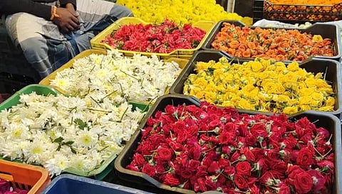 பரமத்திவேலூர் பகுதியில் பூக்களின் விலை உயர்வு