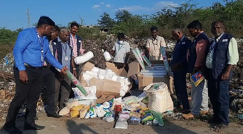 மேல்மலையனூரில் உணவு பாதுகாப்பு துறையினரால் பறிமுதல் செய்யப்பட்ட பொருள்களை கொட்டி அழித்தனர்.
