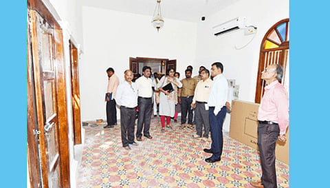 கீழடி அகழ்வைப்பகத்தில் தொல்பொருட்கள் காட்சிப்படுத்தும் பணி நடைபெற்று வருவதை முதன்மை செயலாளர் சந்திரமோகன் பார்வையிட்டு ஆய்வு செய்தார்.