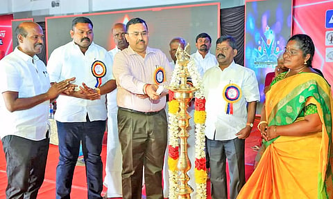 கலெக்டர் துரை ரவிச்சந்திரன் குத்துவிளக்கு ஏற்றி விழாவை தொடங்கி வைத்த போது எடுத்த படம்.