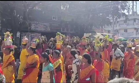 ஊர்வலமாக தீர்த்த குடம் எடுத்து வந்த பக்தர்களை படத்தில் காணலாம்.