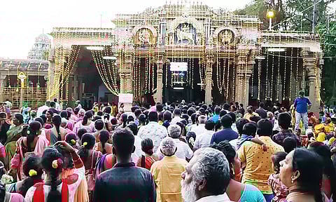 கோவிலில் குவிந்துள்ள பக்தர்கள் கூட்டத்தை படத்தில் காணலாம்.