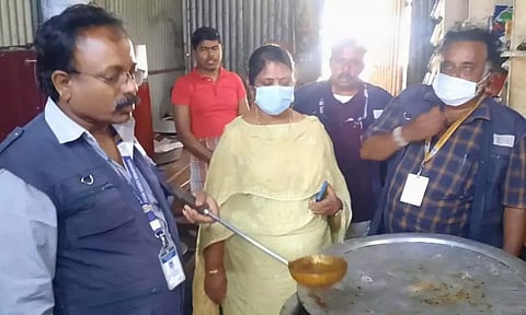 உணவகம் ஒன்றில் உணவு பாதுகாப்பு அதிகாரிகள் ஆய்வு செய்த போது எடுத்தபடம்.