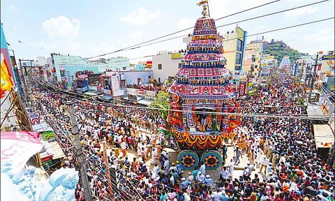 பக்தர்கள் வெள்ளத்தில் தேர் பவனி வந்த காட்சி.