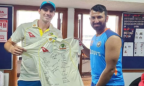 100-வது டெஸ்டில் விளையாடிய புஜாராவுக்கு டீம் ஜெர்சியை பரிசளித்த கம்மின்ஸ்