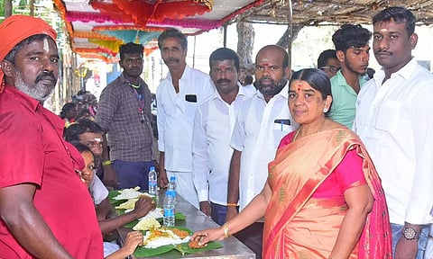 விழாவில் ஆறுமுகநேரி பேரூராட்சி தலைவர் கலாவதி கல்யாணசுந்தரம் அன்னதானத்தை தொடங்கி வைத்த போது எடுத்த படம்.