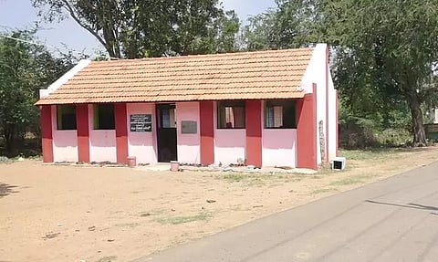 மாணவ-மாணவிகள் தற்போது படித்து வரும் ஓட்டு பள்ளி கட்டிடம். 