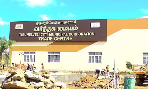 வர்த்தக மையத்தில் பணிகள் விறுவிறுப்பாக நடைபெறும் காட்சி.