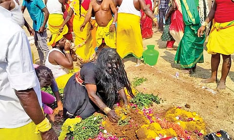 சேலம் மாவட்டத்தில் மயான கொள்ளை நிகழ்ச்சி- ஆடு, கோழிகளை கடித்து வந்த பக்தர்கள்