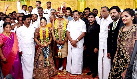 விழாவில் முன்னாள் முதல்-அமைச்சர் எடப்பாடி பழனிசாமி நேரில் கலந்து கொண்டு மணமக்களை வாழ்த்தினார். 