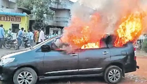 விஜயவாடாவில் தெலுங்கு தேசம் கட்சி அலுவலகம் சூறை- கார் தீ வைத்து எரிப்பு