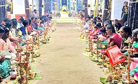 திருவிளக்கு பூஜை நடந்த போது எடுத்த படம்.