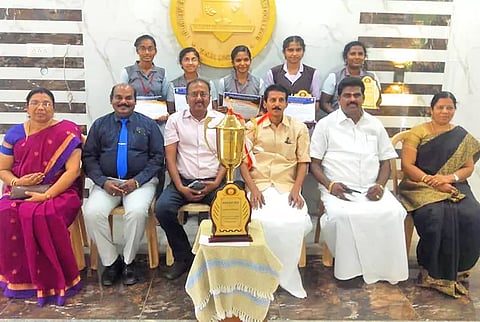 வெற்றி பெற்ற மாணவிகளை படத்தில் காணலாம்.