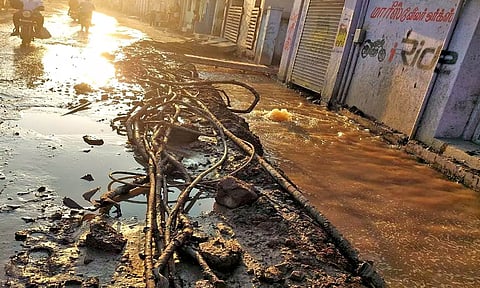 குழாயில் ஏற்பட்ட உடைப்பால் தெருவில் ஓடிய தண்ணீர்.